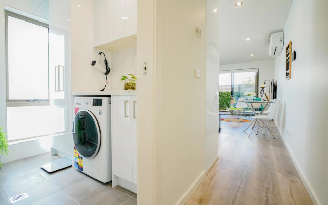 U101 Brunswick Living First Floor Balcony Close to APT and CBD Free Wifi Tram at Doorstep – Guest Rooms – Melbourne
