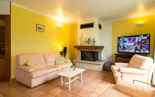 Cozy Holiday Home in Noves with Swimming Pool