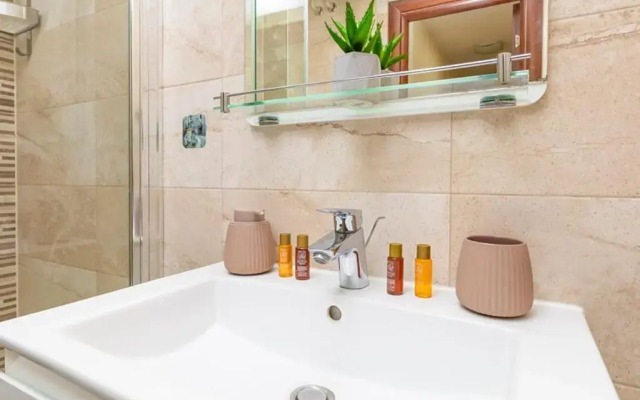 Brand new Central apartment, 10 minutes to Center