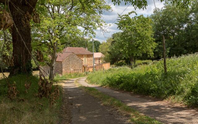 Rustic Holiday Home in Loubejac with Jacuzzi