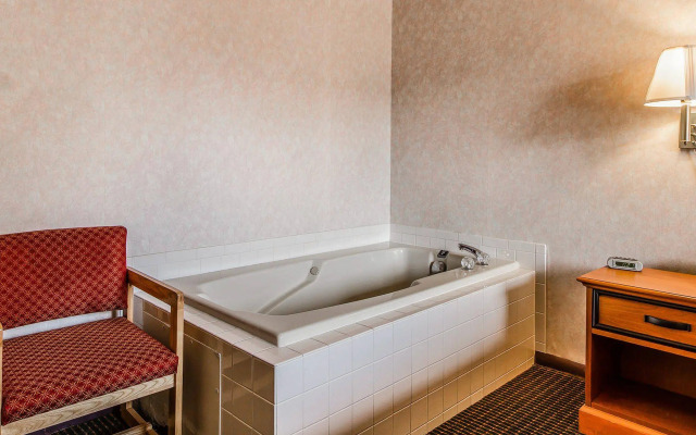 Days Inn by Wyndham Manitowoc