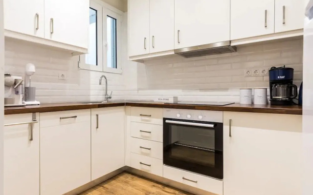 2 bedroom apartment near the Metro