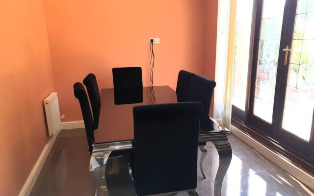 Lovely 4-bed , 3 Bath Villa in Bolton, Manchester