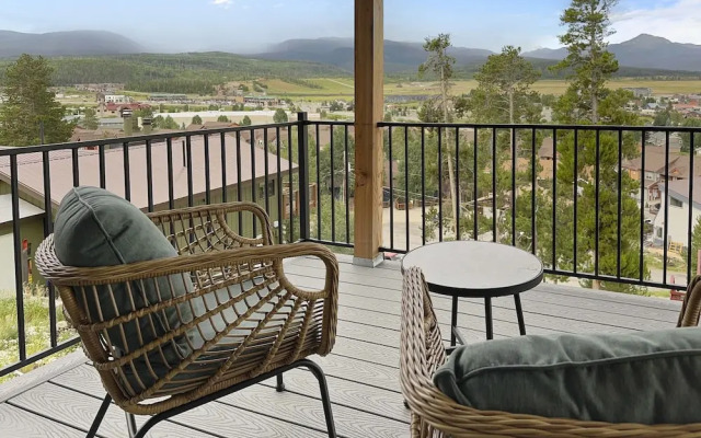 Wapiti 4 Bedroom Duplex by RedAwning