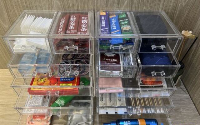 Waiting Hotel (Shanghai Hongqiao Tianshan Road)