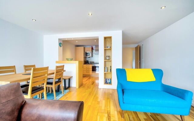 JOIVY New Town 3bed/2bath Apt With Free Parking & Lift!