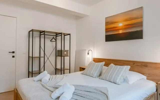 Centrally Located Modern Apartment With Parking