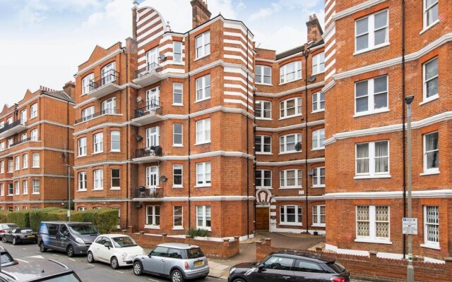 Traditional British 1 Bed Beside Battersea Park