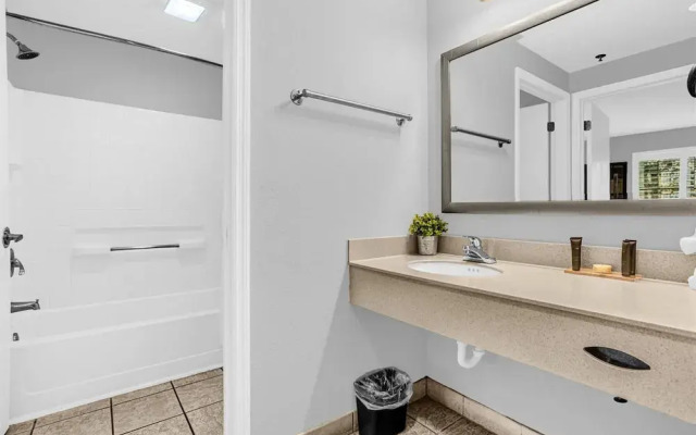 Condo Near Universal Studios With Pool , Hot Tub