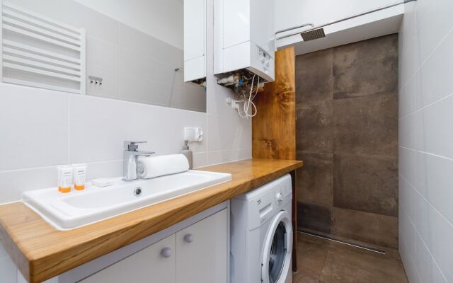 Old Town Basztowa Apartment by Renters