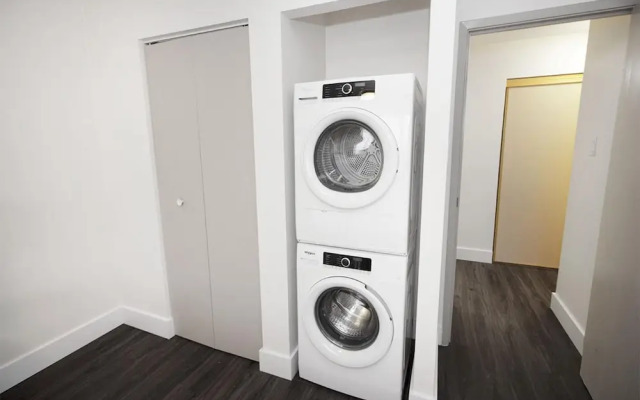 Luxurious One-bedroom With in Suite Laundry and Parking