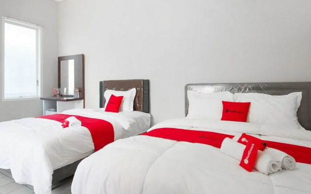 RedDoorz near Batik Tulis Celaket 2