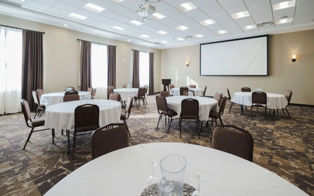 Best Western Plus Lacombe Inn & Suites
