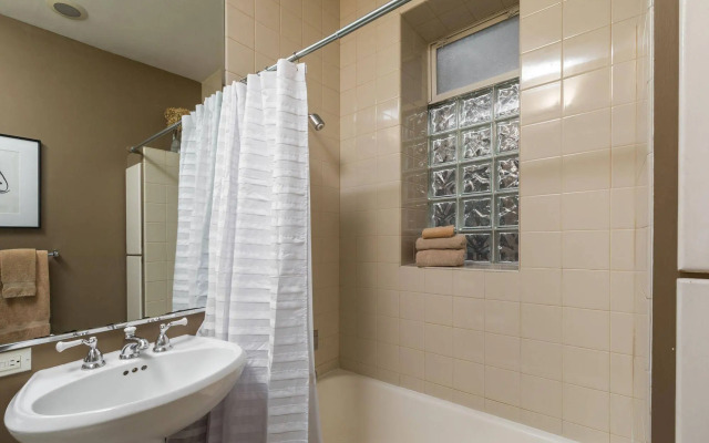 Chicago Guest House on Newport Avenue