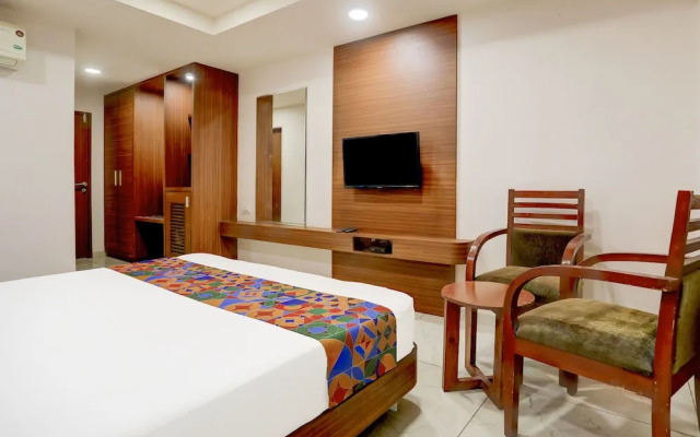 Hotel Simran Raghuveer Para by OYO Rooms