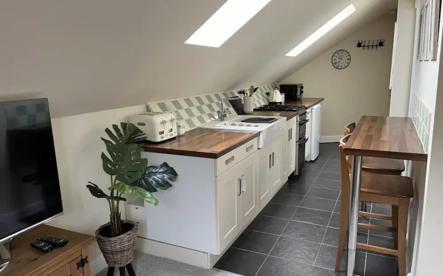 Cosy Village Apartment in Nottingham With Parking