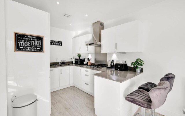 Foxherne 5Bdrm 3BA Serviced House Slough
