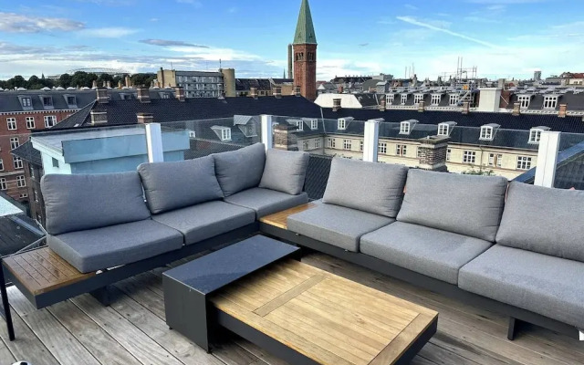 Central Penthouse With Private Rooftop Terrace