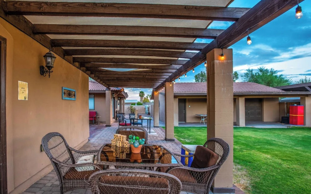 Pet-friendly Glendale Home w/ Pool & Putting Green