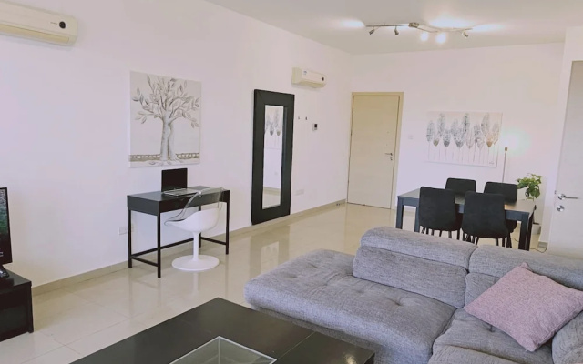 118 LCA - Stay White Petals Apartment