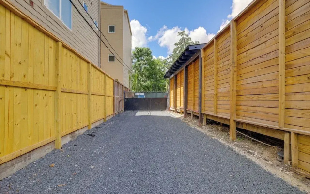Pet-friendly Houston Apartment: 1 Mi to Downtown!