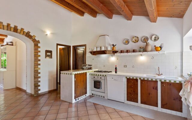 Delightful Villa in Varano with Fireplace