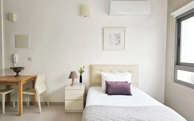 Phaedrus Living Ledras Residences 204