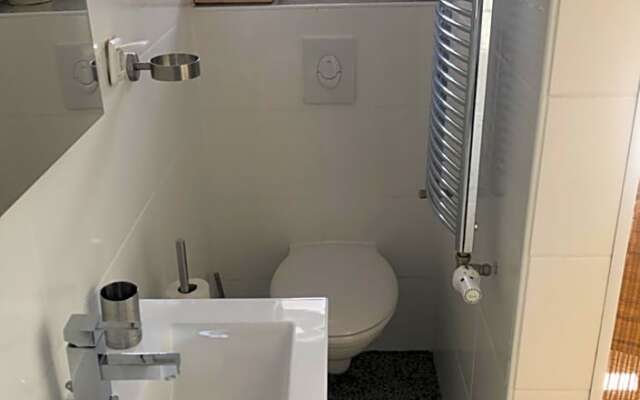 Lazarus Hotel & Restaurant