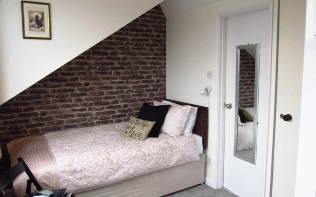 Broadlands Guest House