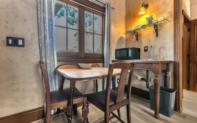 Sangiovese: Pet-friendly, Hot-tub, 10-min to Downtown!