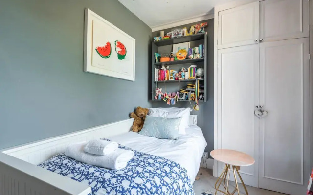 Comforting Clapham Home By The Overground Station