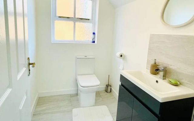 Stylish 3 BDR House With Free Parking Near Hulme