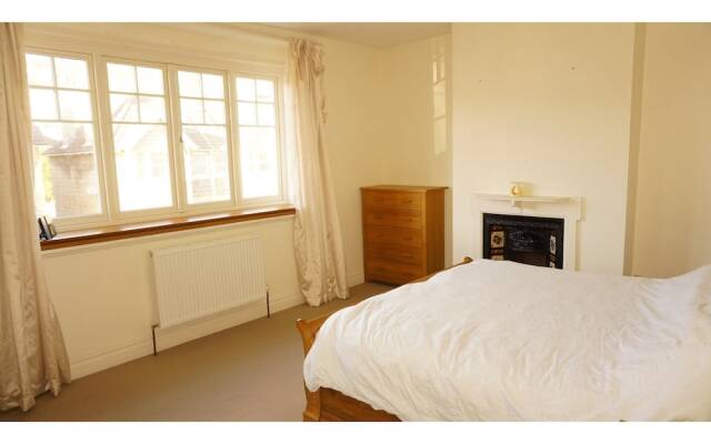 Charming, Spacious 3-br Home for 6 in Central Bath