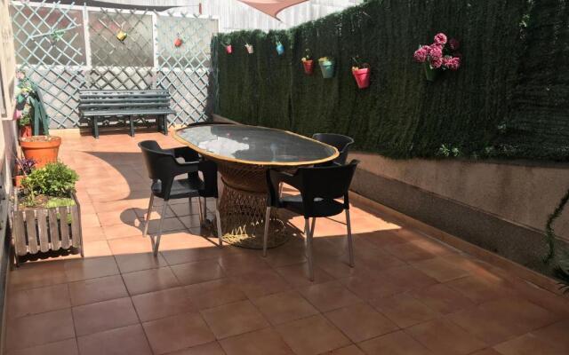 apartamento con amplia terraza cerca del hospital clínico