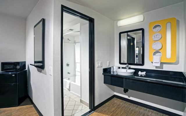 Motel 6 Newport Beach