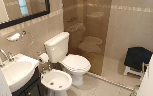 Excelente departamento con balcón a la calle sobre avenida