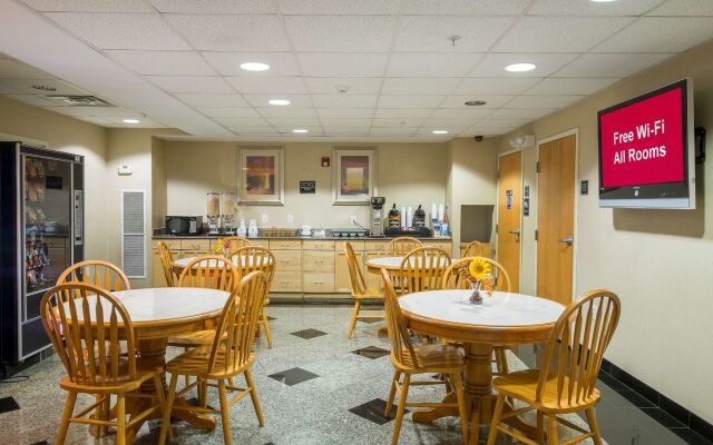 Red Roof Inn & Suites Philadelphia - Bellmawr