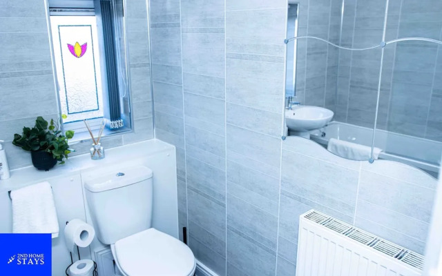 2ndhomestays -walsall- Charming 3-bedroom House