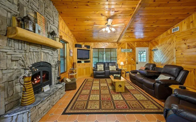 Cast Away Family Cabin with Hot Tub, Fireplace, and Kids Area by RedAwning