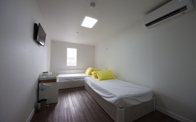 24 Guesthouse Myeongdong Town