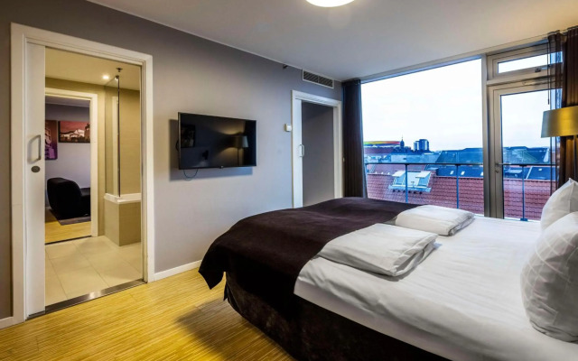 Roomers Munich, Autograph Collection