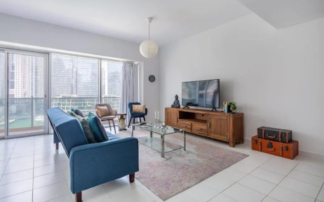 Modern Dubai Marina Apt by GuestReady