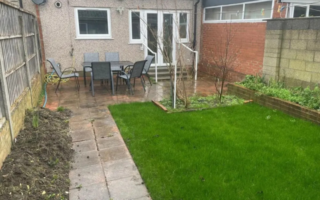 Inviting Apartment in Hayes With Garden & Parking