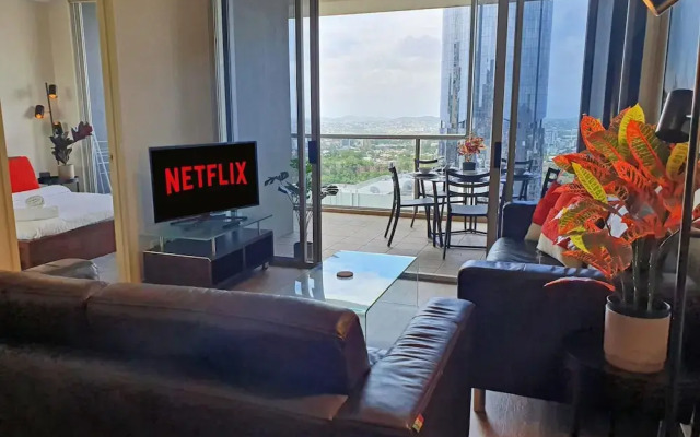 2BR Stunning Views CBD Pool Gym Netflix