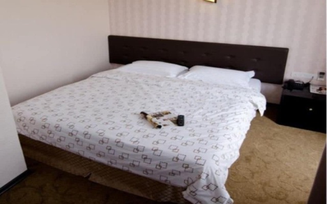 S Bee Hotel