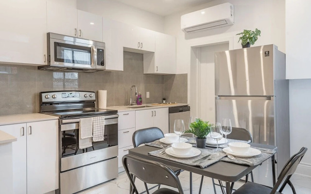 Beautiful Private Bedroom in Mile-End