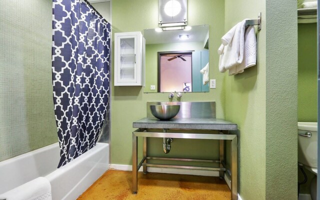 Inventive 2br/2.5 BA Industrial Apt by Domio