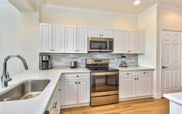 Catina Vacation Rental: Bright 2-BR Condo with Lake Views. Located in Lely Resort with Pool, Hot Tub, and Golf Access. Ideal for Golfers and Beachgoers, Minutes from Naples and Marco Island