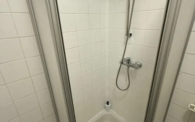 2BR Plus LR Apartment Sleeps 6 Central