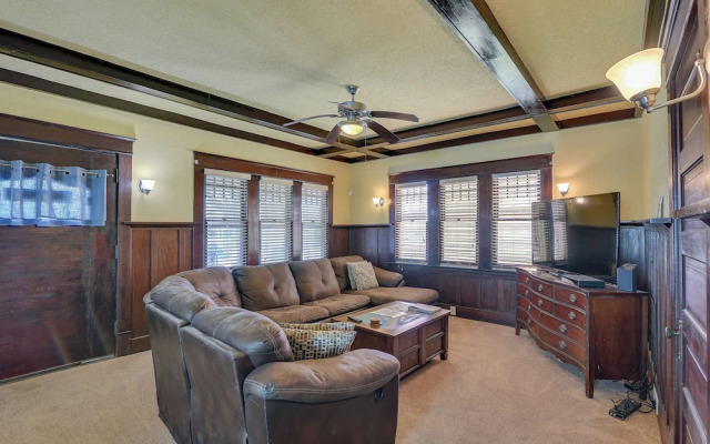 Central Galveston Home < 1 Mi to Beach!